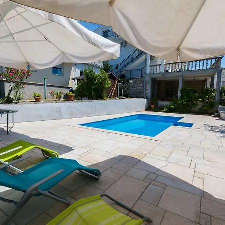 Tolles Mit Pool, Meerblick, Bbq, Liegen, Aussendusche Dramalj